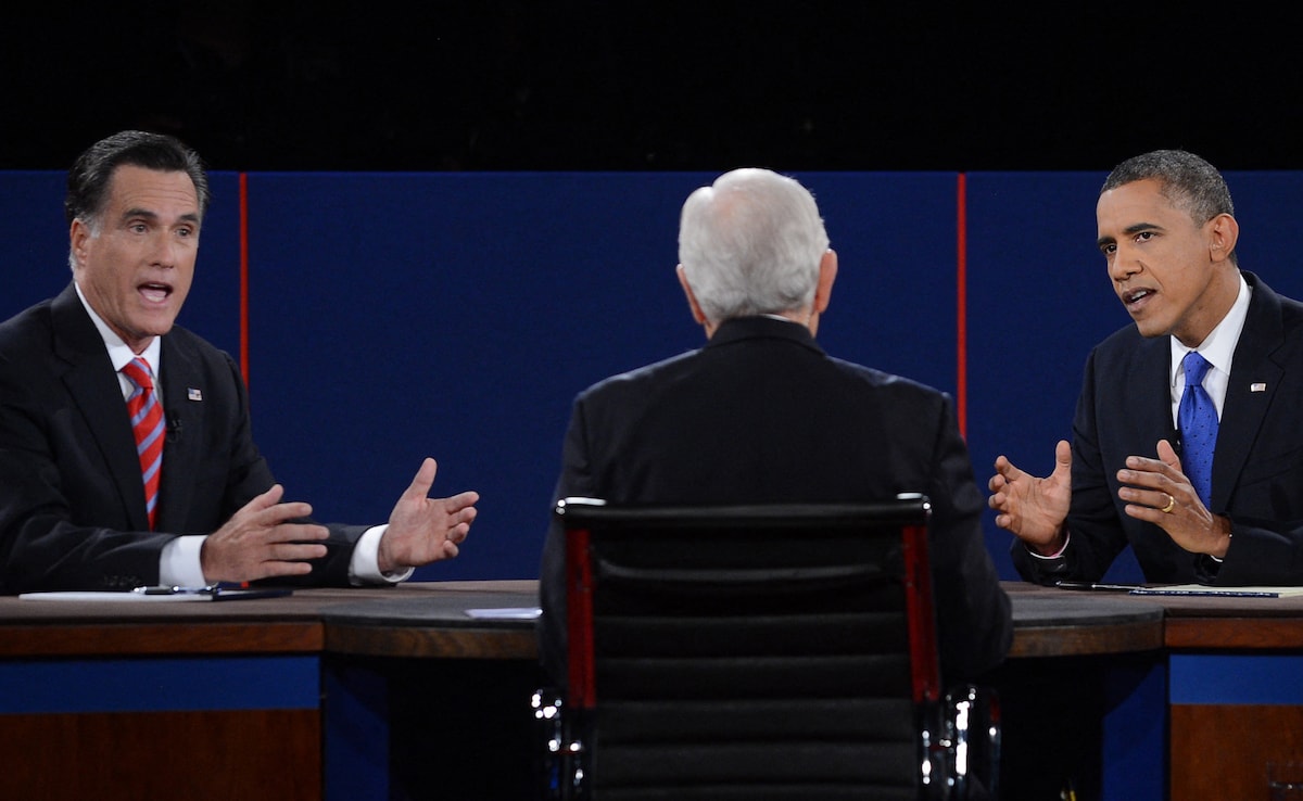 Barack Obama (R) berdebat dengan calon presiden dari Partai Republik Mitt Romney pada tanggal 22 Oktober 2012 di awal debat presiden ketiga di Universitas Lynn di Boca Raton, Florida