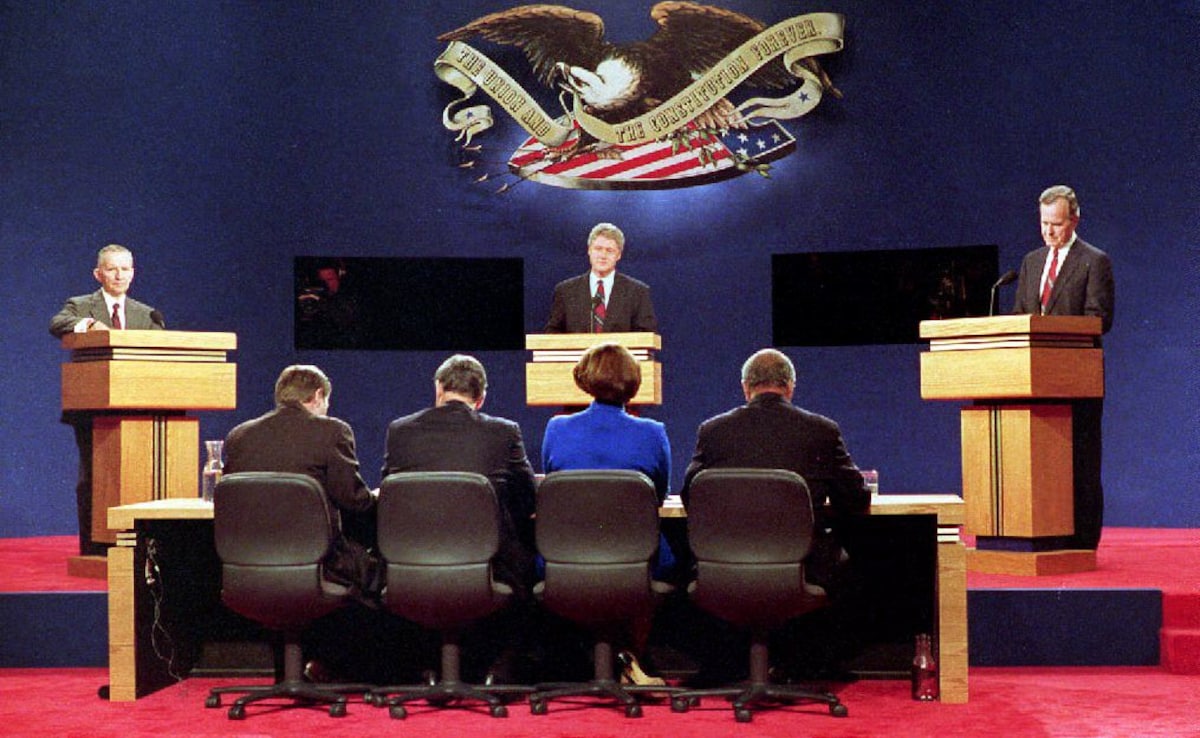 Calon presiden AS Ross Perot (kiri), Bill Clinton (tengah) dan George Bush (kanan) menjawab pertanyaan di pusat atletik di Universitas Washington di St Louis, Missouri selama debat presiden AS pertama dari tiga debat presiden AS