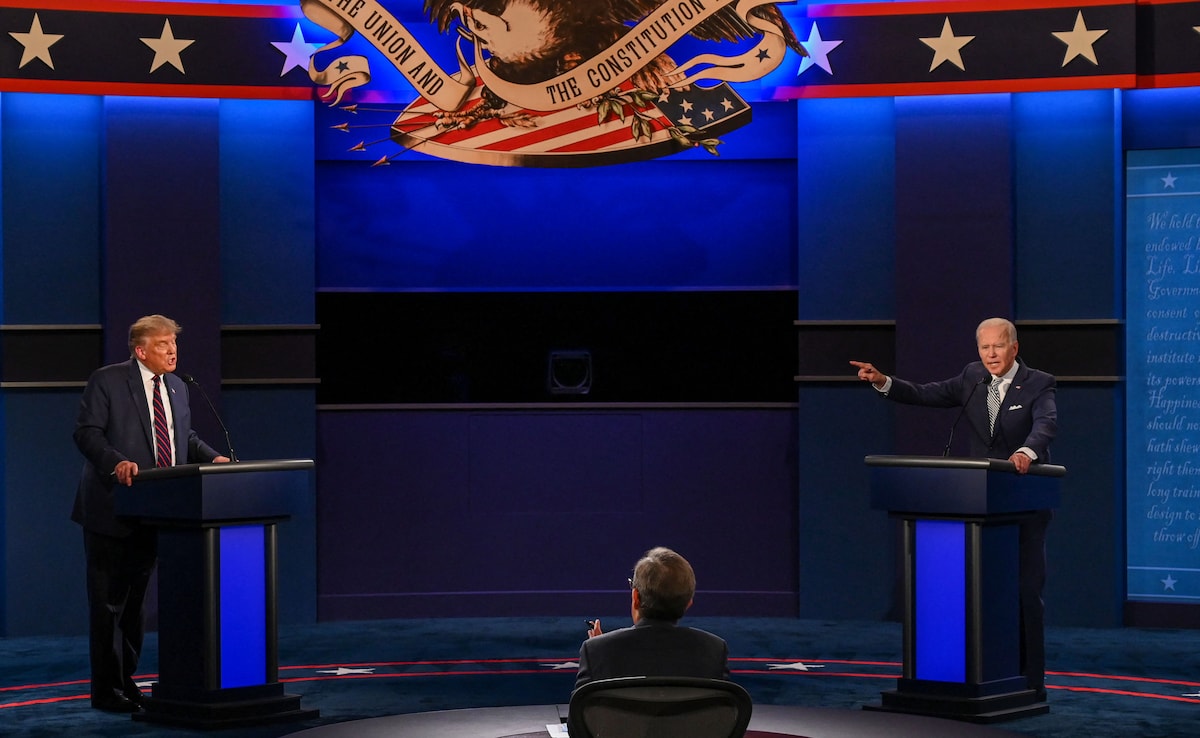 Presiden AS saat itu Donald Trump (kiri) dan kandidat Presiden Demokrat Joe Biden bertukar argumen selama debat presiden pertama di Case Western Reserve University dan Klinik Cleveland di Cleveland, Ohio, pada 29 September 2020.