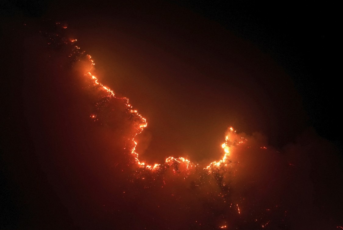 Pemandangan drone menunjukkan api dari vegetasi yang terbakar di hutan hujan Amazon, di Apui, negara bagian Amazonas, Brasil.