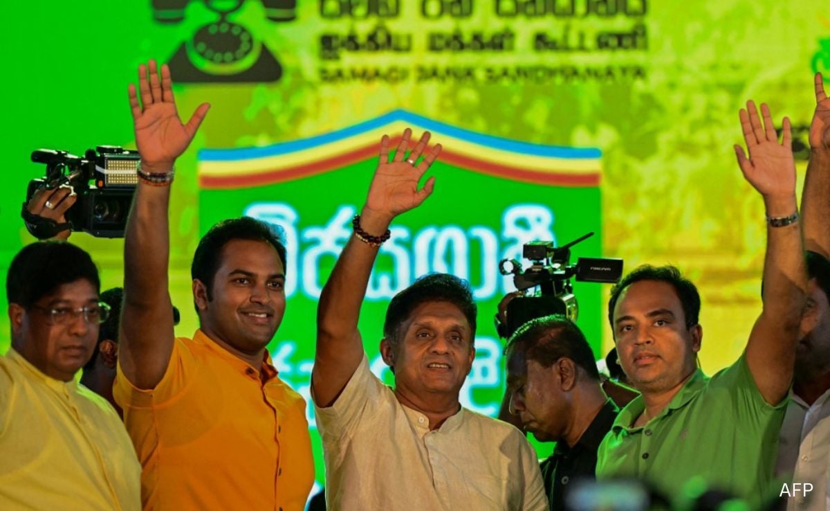 Pemimpin partai Samagi Jana Balawegaya di Sri Lanka, Sajith Premadasa, melambai ke arah pendukungnya.