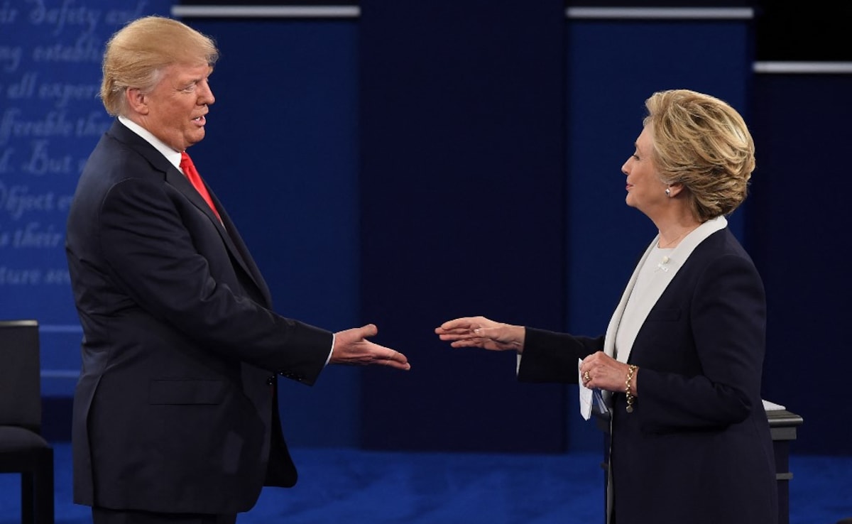 Calon presiden AS dari Partai Demokrat Hillary Clinton dan calon presiden AS dari Partai Republik Donald Trump berjabat tangan setelah debat presiden kedua di Universitas Washington di St. Louis, Missouri, pada 9 Oktober 2016.