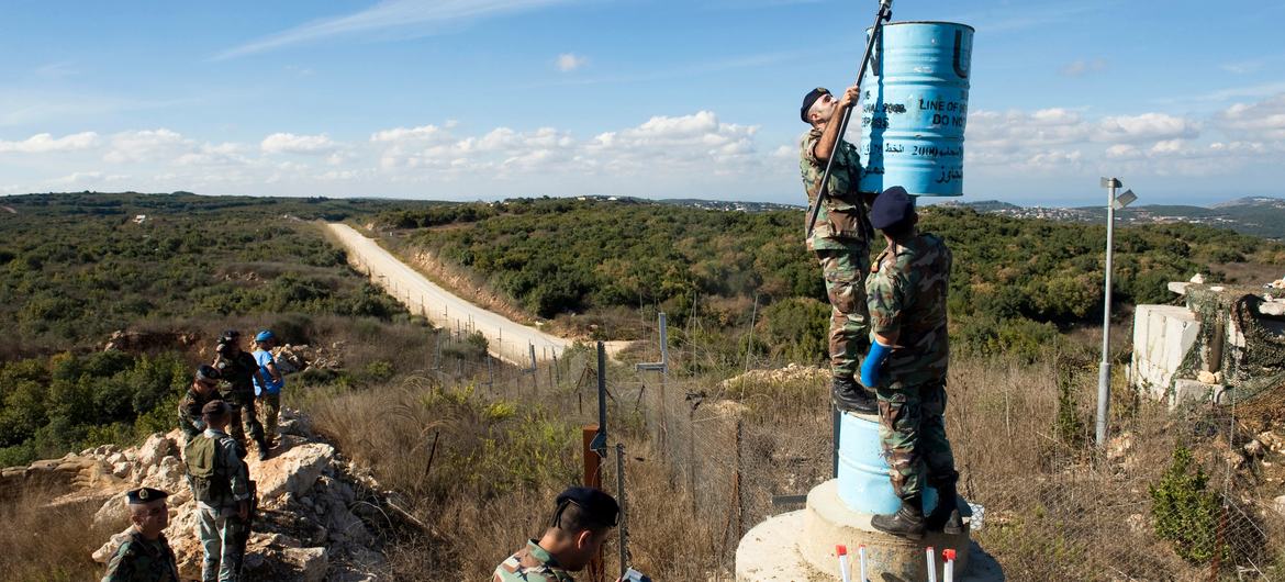 UNIFIL dan petugas Lebanon mengoperasikan salah satunya "Barel Biru"yang menentukan Garis Biru, di Lebanon selatan pada tahun 2010. (file)