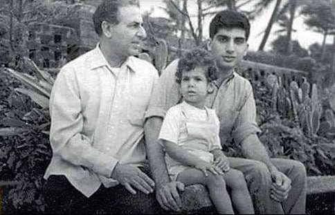 Ratan Tata dan saudara tirinya Noel Tata dengan ayah mereka Naval Tata. Noel Tata 20 tahun lebih muda dari Ratan Tata. (Foto: facebook/Selamat Datang diJamshedpur) Ratan Tata dan saudara tirinya Noel Tata dengan ayah mereka Naval Tata. Noel Tata 20 tahun lebih muda dari Ratan Tata. (Foto: facebook/Selamat Datang diJamshedpur)