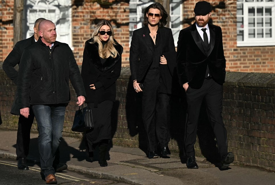 Kate Cassidy (2K) dan model Damian Hurley (2K) pada upacara pemakaman Liam Payne (AFP)