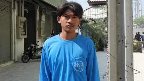 Perebutan bangunan Bangkok 30 lantai dikurangi menjadi puing-puing 5 Adisorn Kamphasorn, selamat dari lokasi konstruksi.