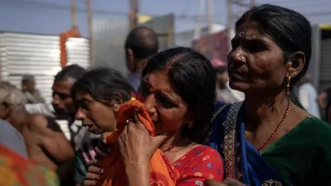 Getty Images Peziarah Hindu berdiri di dalam pusat yang hilang dan ditemukan setelah mereka kehilangan kerabat mereka di kerumunan selama Festival Maha Kumbh Mela di Prayagraj, India pada 28 Januari 2025.