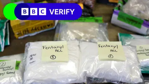 Kantong plastik Reuters dari fentanyl ditampilkan di atas meja di Area Bea Cukai dan Perbatasan AS di Fasilitas Mail Internasional di Bandara Internasional O'Hare di Chicago. Mereka kantong bubuk putih keduanya memiliki bacaan pasca catatan terlampir "fentanyl". 