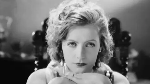 Getty Images Head Shot of Greta Garbo Terlihat serius dalam warna hitam dan putih dari filmnya Love (1927)