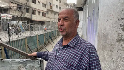 Gaza Bakeries ditutup dan obat penghilang rasa sakit dengan ransum setelah bulan blokade Israel 3 Abu Alaa Jaffar Di Luar Toko Toko Tertutup Di Kota Gaza, Gaza Utara