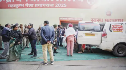 Pejabat Ankit Srinivas berdiri di luar rumah sakit sementara di Kumbh Mela di Kota Prayagraj.