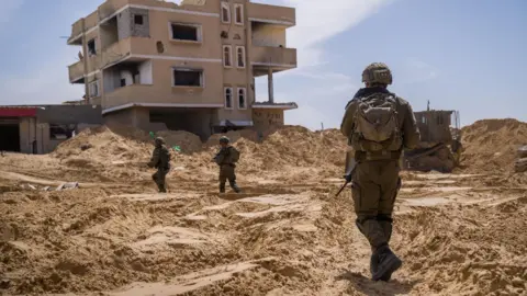 IDF via Reuters IDF Handout Image Menampilkan tentara Israel yang berpatroli di daerah Tel al-Sultan di Rafah City, di Gaza selatan (2 April 2026)