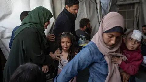 EPA Seorang gadis muda bereaksi ketika orang Palestina terluka dalam serangan udara Israel di Gaza City tiba di Rumah Sakit Al-Ahli (3 April 2026)