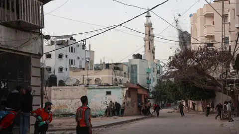 Orang AFP mencakup perlindungan sebagai pemogokan Israel di sekolah Dar al-Arqam di lingkungan al-Tuffah di Kota Gaza, di Gaza utara (3 April 2026)
