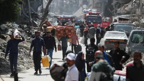 Reuters Palestina melarikan diri dari lingkungan Shejaiya Kota Gaza, di Gaza utara, setelah militer Israel mengeluarkan perintah evakuasi (3 April 2026)