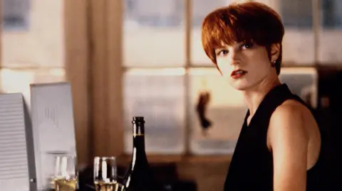 Getty Images Bridget Fonda Dalam film 1991 single White Female, dia memiliki rambut merah pendek.