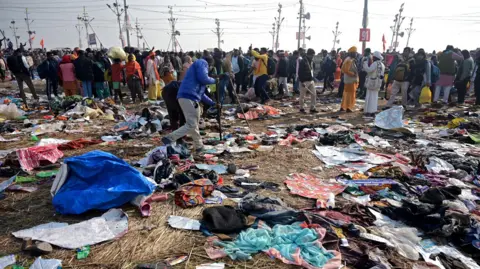 Penyembah EPA berjalan di dekat kain campuran di tanah setelah kecelakaan stampede selama Festival Kumbh Mela dekat Sangam Ghat Prayagraj, Uttar Pradesh, India, 29 Januari 2025. 