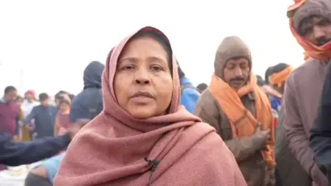 Ankit Srinivas Seorang penyembah mengenakan syal di kepalanya dan berbicara kepada pers setelah melarikan diri dari naksir di Kumbh Mela India. 