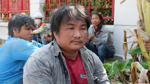 Perebutan bangunan Bangkok 30 lantai dikurangi menjadi puing-puing 3 Nukul Khemutha, seorang pekerja konstruksi yang selamat dari gempa bumi.