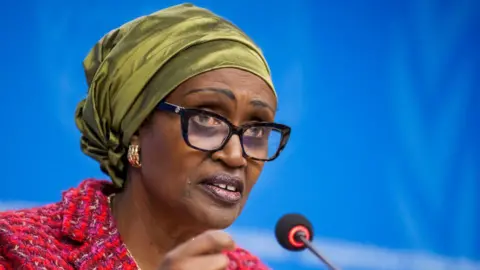 AFP Winnie Byanyima Berbicara ke dalam mikrofon di kantor PBB di Jenewa