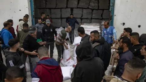 EPA Palestina berkumpul di titik distribusi tepung di Gaza City (1 April 2026)