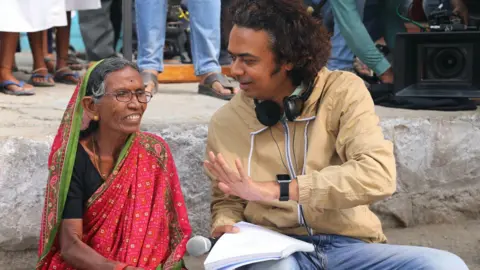 Courtesy: Sthal Writer-Director Jayant Digambar Somalkar menjelaskan adegan kepada aktor wanita tua di set Marathi Film Sthal: A Match 