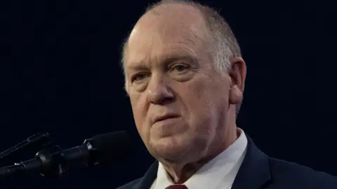 Reuters Tom Homan dengan kemeja putih dan jaket jas hitam selama pidatonya di konferensi AmericaFest 2024 yang disponsori oleh kelompok konservatif Turning Point USA di Phoenix, Arizona pada bulan Desember