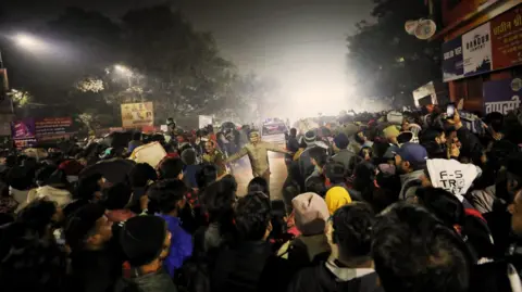 Ankit Srinivas Seorang polisi membersihkan jalan saat ambulans lewat setelah penyerbuan yang mematikan sebelum yang kedua "Shahi Snan" (Grand Bath), di "Kumbh Mela" atau Festival Pitcher, di Prayagraj, yang sebelumnya dikenal sebagai Allahabad, India, 29 Januari 2025.